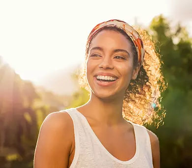 Vrouw geniet in de zon