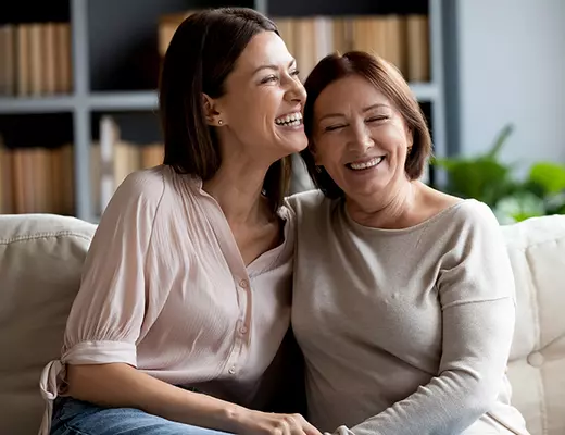 2 vrouwen lachen in een zetel